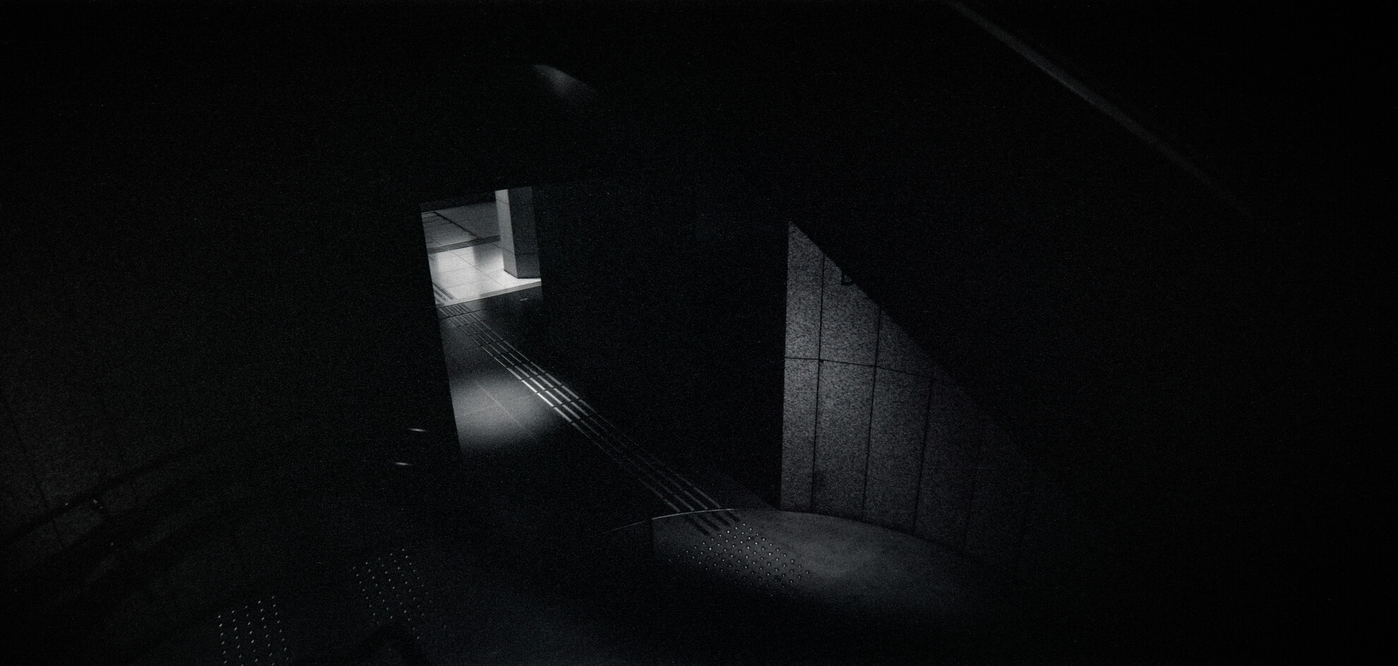 #00827 - 2025/12 - Rollei Infrared Anamorphic - Marunouchi